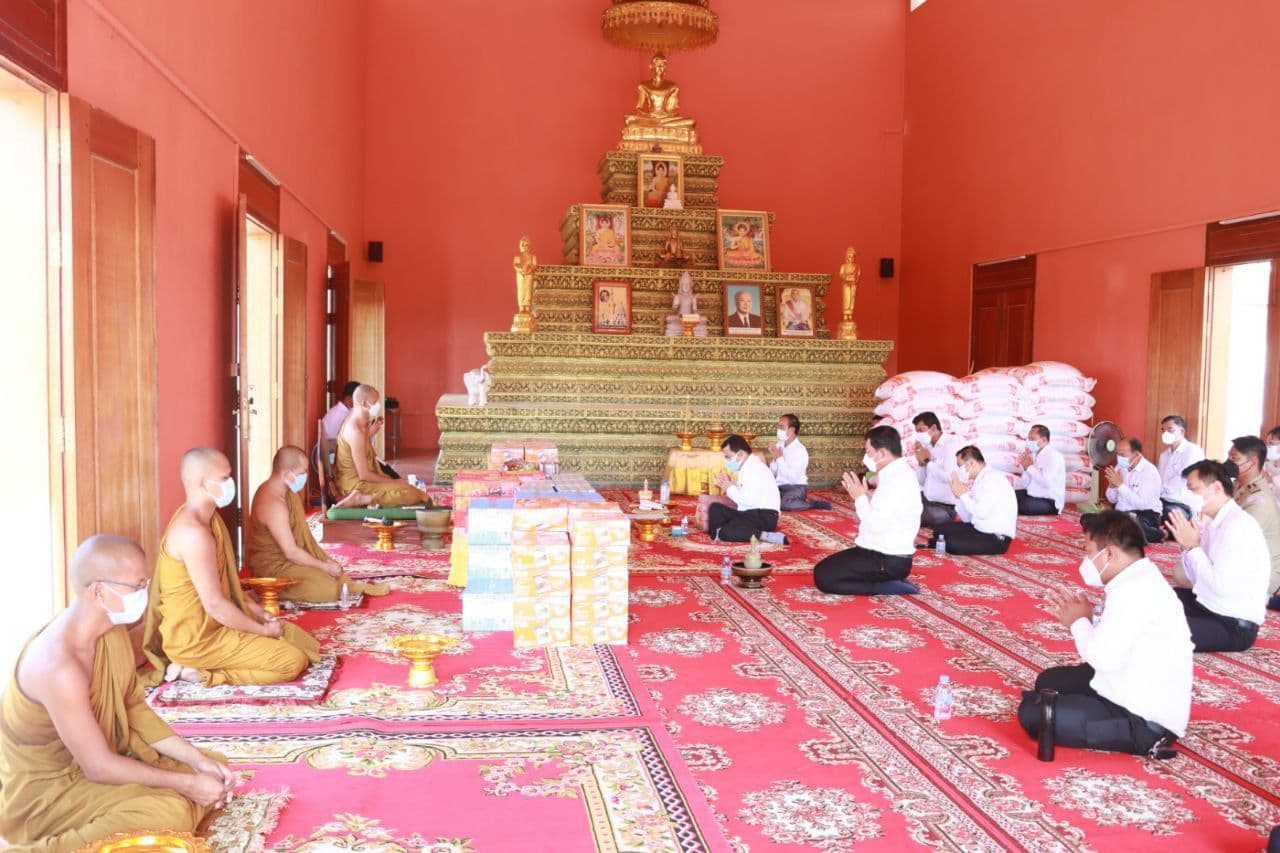 អភិបាលខេត្តកណ្ដាល ឯកឧត្តម គង់ សោភ័ណ្ឌ ព្រមទាំងមន្ត្រីរាជការ បាននាំយកនូវទេយ្យទាន បច្ច័យ ប្រគេនព្រះសង្ឃនៅវត្តព្រះឥន្ទសាមគ្គីធម៍