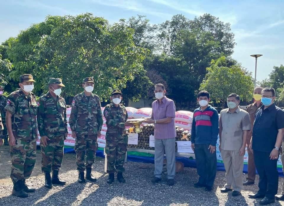 កងពលតូចថ្មើរជើង លេខ ៥២ ចំណុះយោភូមិភាគ ៥ ទទួលអំណោយរបស់ក្រសួង អភិវឌ្ឍន៏ជនបទក្នុងឱកាសបូណ្យ ភ្ជុំបិណ្ឌ ប្រពៃណីជាតិ