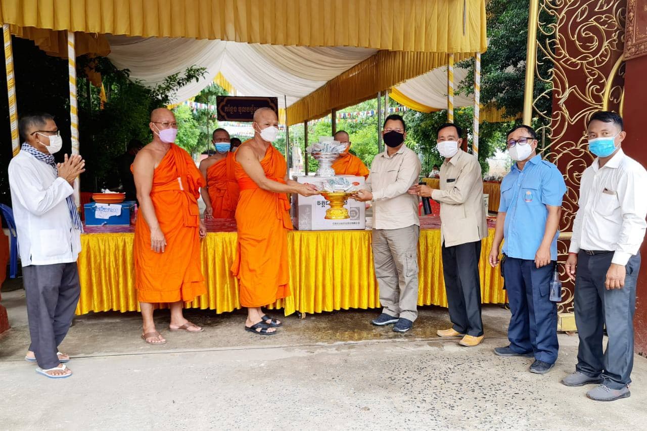 អាជ្ញាធរខណ្ឌមានជ័យ នាំយកថ្នាំឱសថបុរាណចិន ការពារជំងឺកូវីដផ្តល់ជូន និងប្រគេន ព្រះសង្ឃ តាជី យាយជី កូនសិស្ស និស្សិត ដែលកំពុងធ្វើចត្តាឡីស័ក ចំនួន៤វត្ត