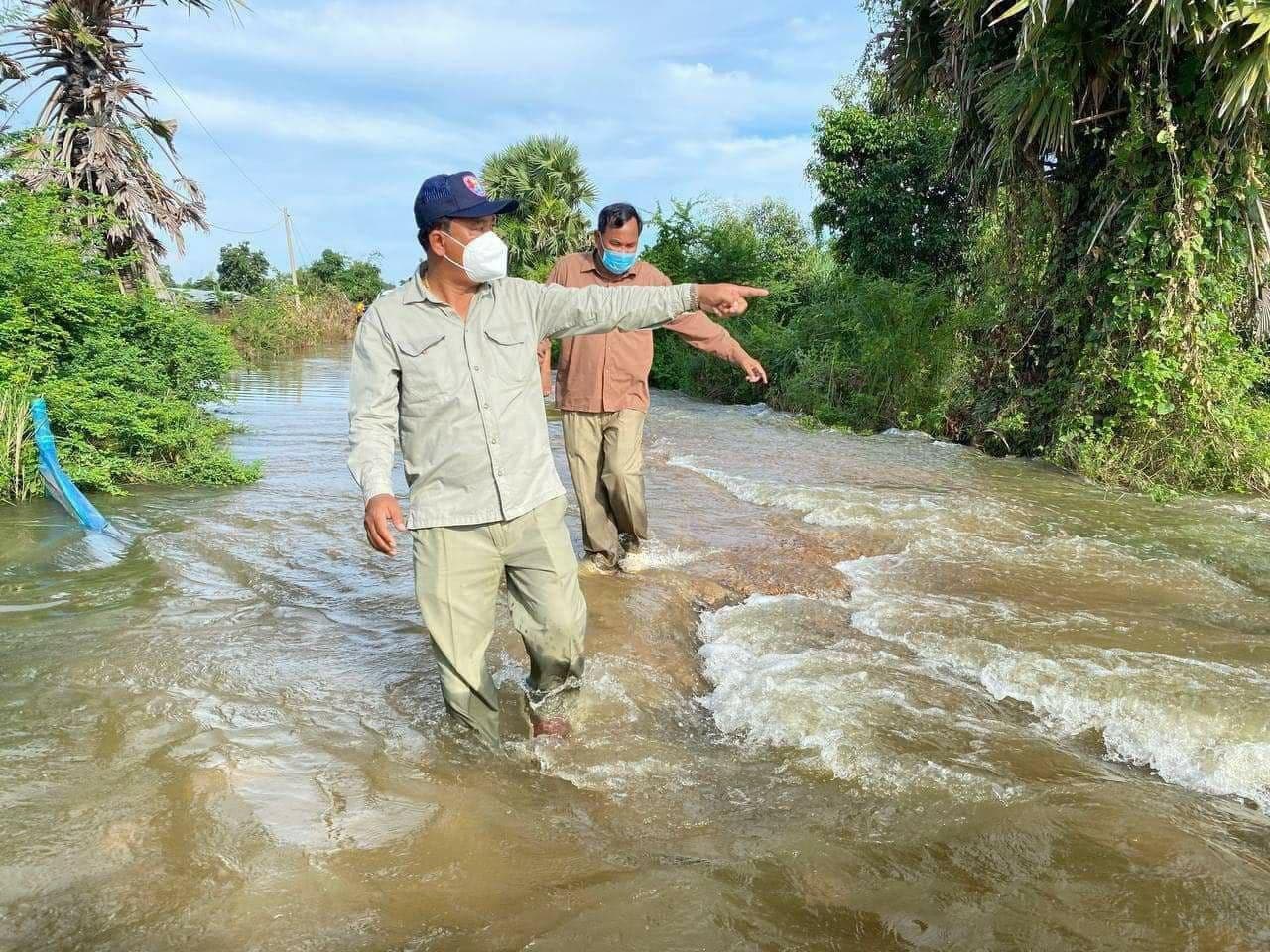 ពលរដ្ឋជាង ៨ពាន់គ្រួសារ ក្នុងក្រុងស្រុកចំនួន៥ របស់ខេត្តបន្ទាយមានជ័យ រងគ្រោះដោយសារទឹកជំនន់ ក្នុងនោះជាង ១ពាន់គ្រួសារ រងផលប៉ះពាល់ធ្ងន់ធ្ងរ និងត្រូវជម្លៀសចេញពីផ្ទះ