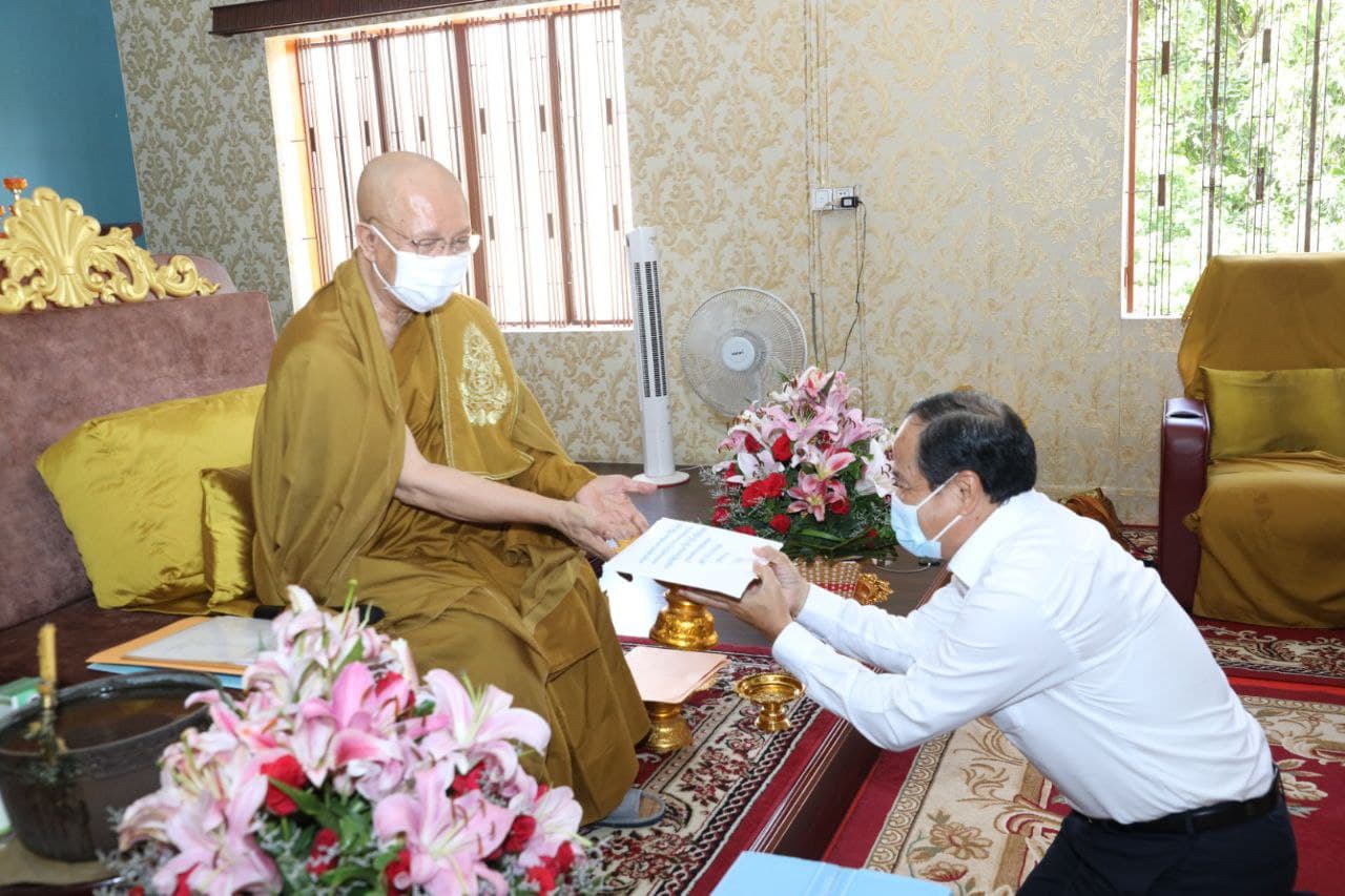 សម្ដេចតេជោ និងសម្ដេចកិត្ដិព្រឹទ្ធបណ្ឌិត ចាត់តំណាងនាំយកទេយ្យវត្ថុ ប្រគេនថ្វាយ សម្តេចព្រះមហាសង្ឃរាជ បួរ គ្រី គង់នៅវត្តបទុម វតីរាជវរារាម