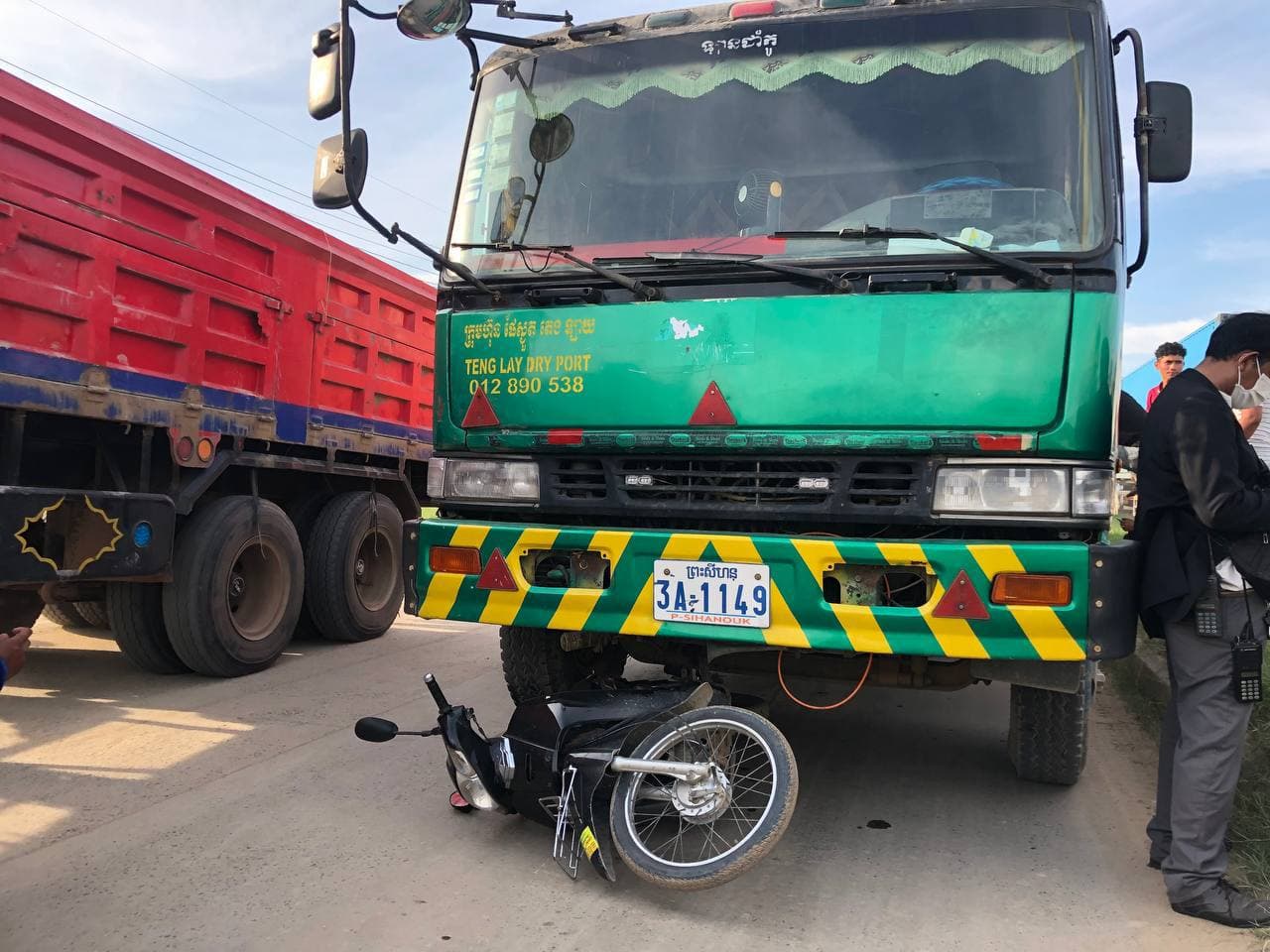 រថយន្តកុងតឺន័រក្រុមហ៊ុនផែស្ងួតតេងឡាយមួយគ្រឿង បុកម៉ូតូពីក្រោយ បណ្តាលឱ្យបុរសម្នាក់របួសធ្ងន់