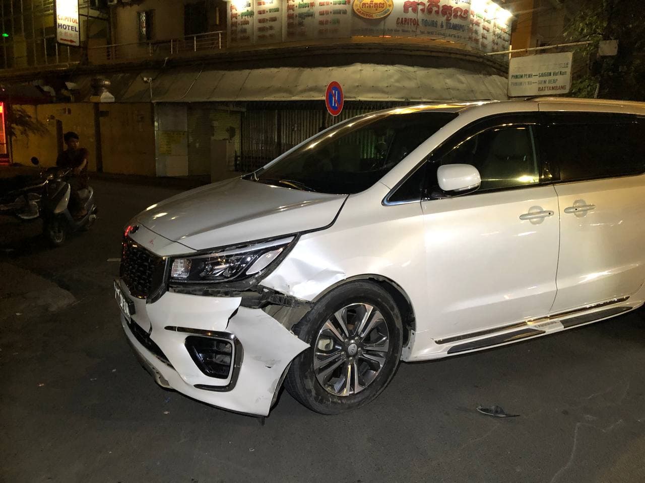 រថយន្តទំនេីបម៉ាក KIA បុកម៉ូតូPCXក្បែរផ្សារអូរឬស្សីបណ្ដាលឲ្យរបួសធ្ងន់ស្រាល២នាក់
