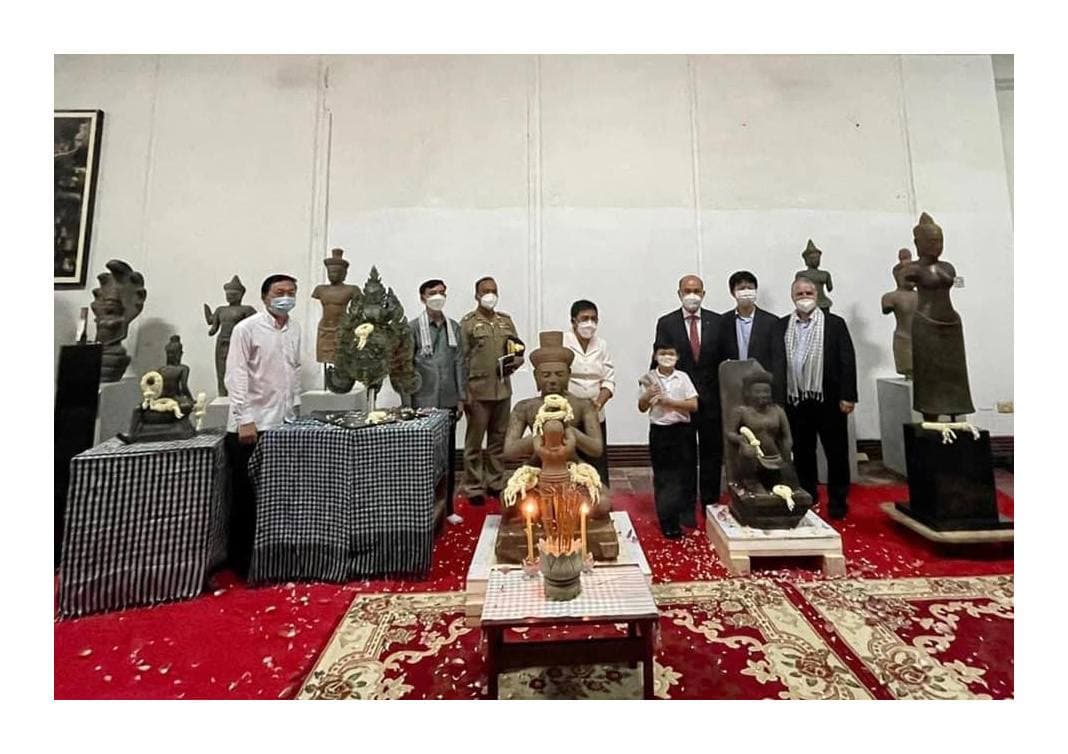 នៅសម័យសង្រ្គាម សម្បត្តិវប្បធម៌ខ្មែរជាច្រើនបានរសាត់បាត់ពីទឹកដីខ្មែរទៅកាន់សឹងគ្រប់ទិសទីពេញពិភពលោក