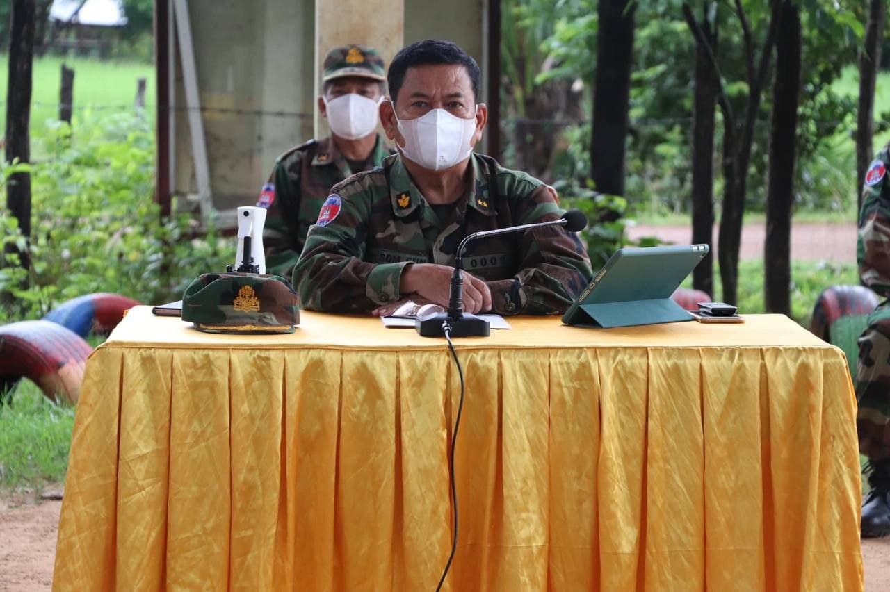 ប្រជាការពារ ៣៣នាក់ ទទួលបានការបំពាក់ឯកសណ្ឋានពីមេបញ្ជាការតំបន់ប្រតិបត្តិការសឹករងកំពង់ធំ