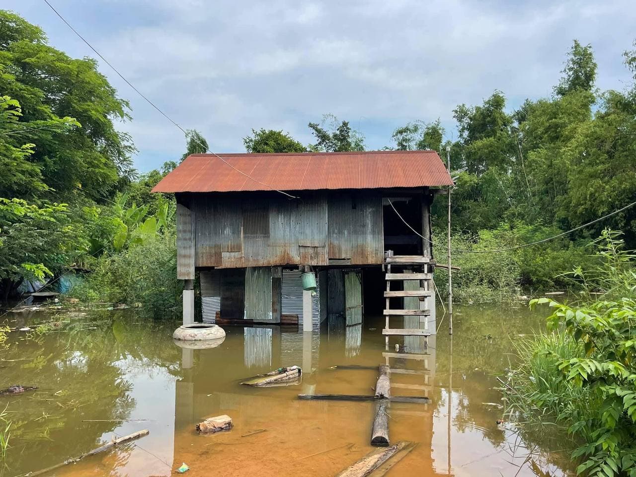 អភិបាលខេត្តបន្ទាយមានជ័យ ចុះពិនិត្យមើលស្ថានភាពទឹក នៅផ្នែកខាងក្រោម នៃស្រុកមង្គលបូរី