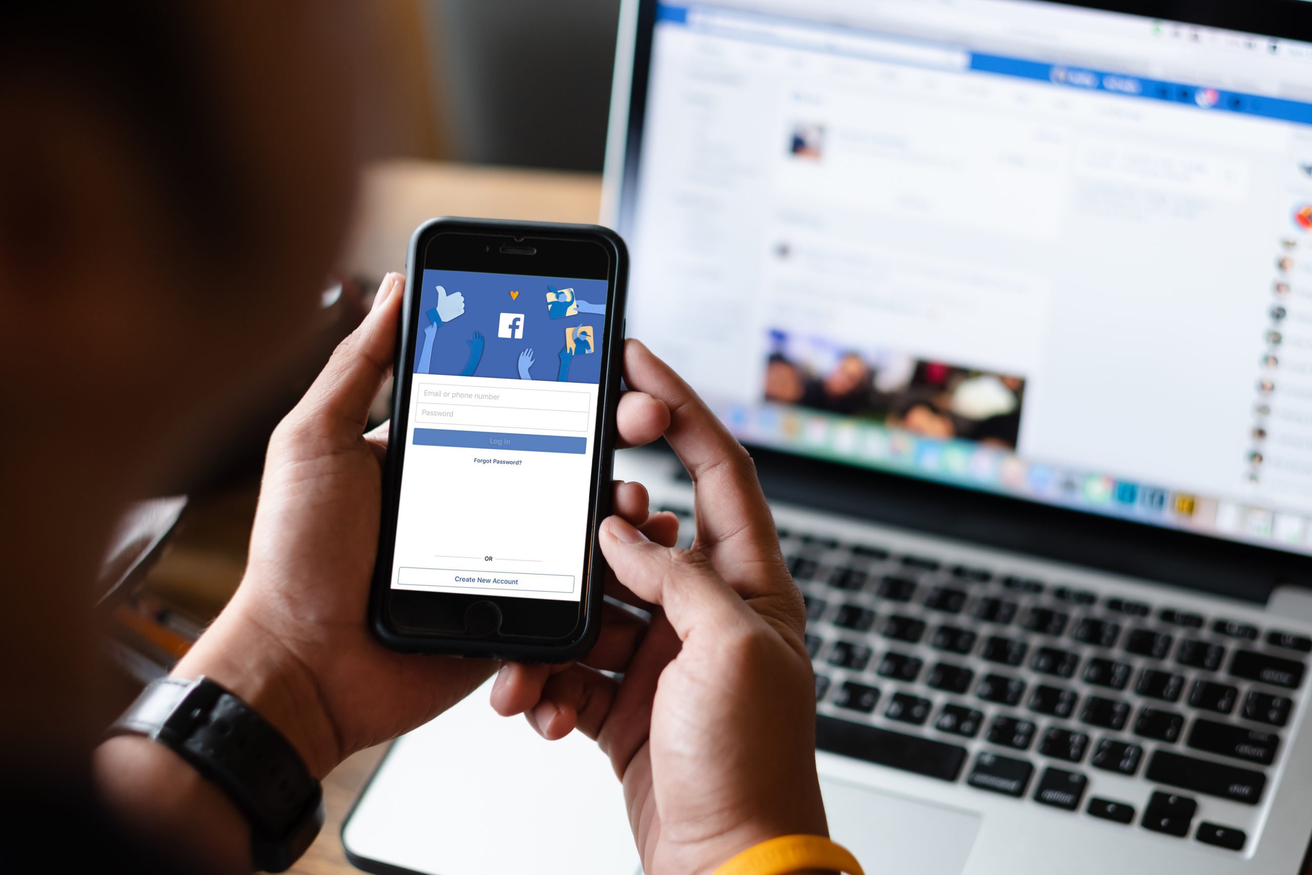 របាយការណ៍៖ Facebook ដឹងថា វេទិការរបស់ខ្លួនត្រូវបានប្រើដើម្បីផ្សព្វផ្សាយការស្អប់ខ្ពើម អំពើហិង្សា និងព័ត៌មានមិនពិត តែព្យាយាមលាក់បាំងភស្តុតាង