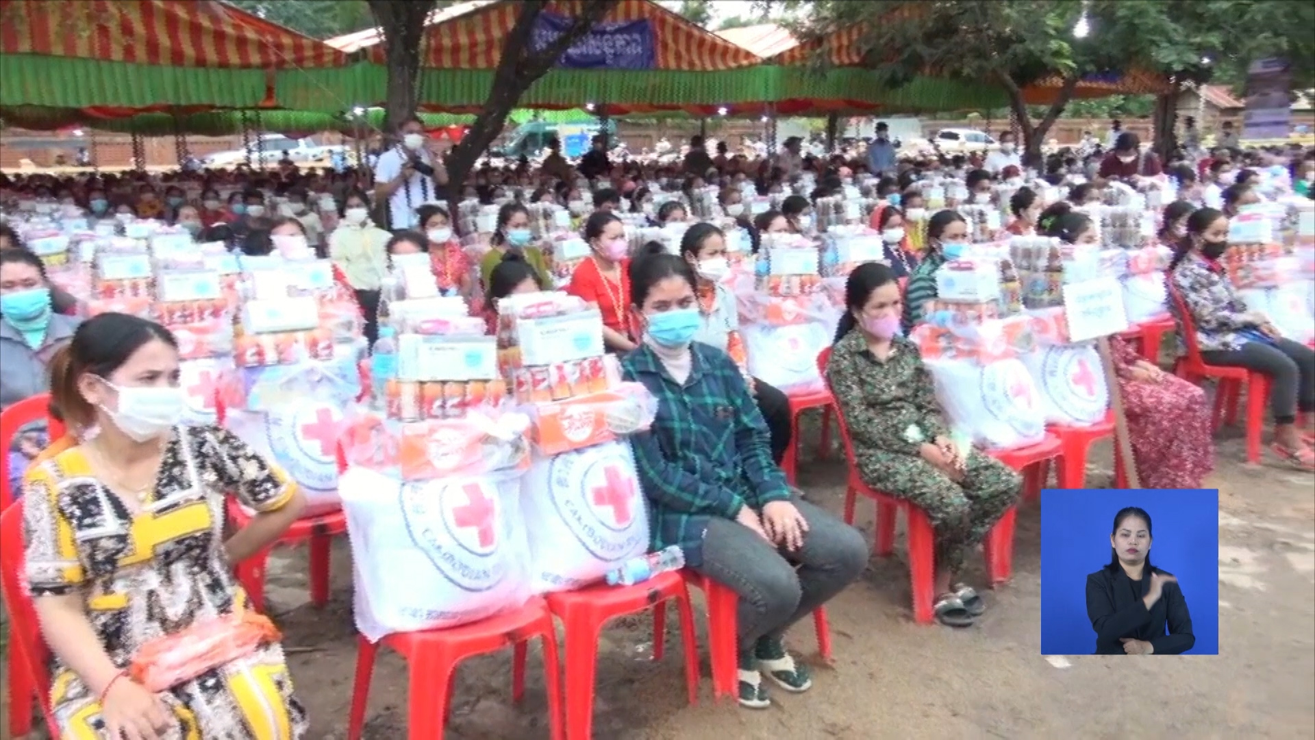 ឯកឧត្តម កែវ រតនៈ នាំយកអំណោយមនុស្សធម៌ របស់កាកបាទក្រហមកម្ពុជា មកចែកជូនកម្មករ កម្មការិនីរោងចក្រ