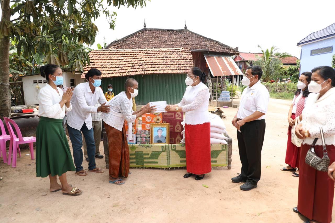កាកបាទក្រហមកម្ពុជា នាំយកគ្រឿងឧបភោគបរិភោគ និងបច្ច័យមួយចំនួន ចូលបុណ្យ៧ថ្ងៃ សពលោក សំ តារាវុទ្ធី