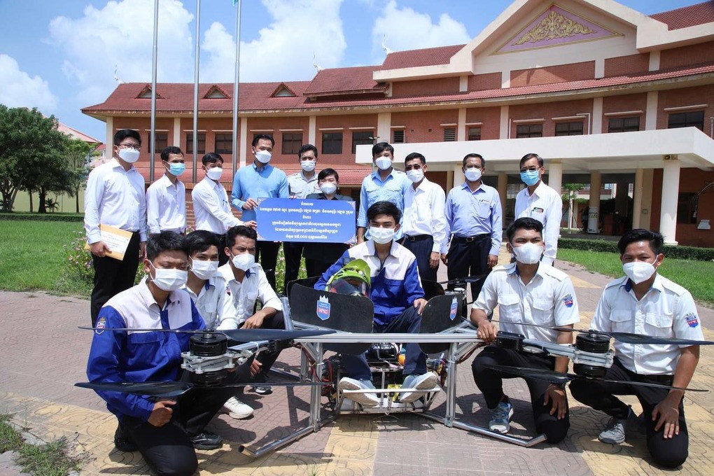 ក្រសួងការងារ បានសម្តែងនូវមោទកភាពក្រៃលែង ចំពោះប្អូនៗ និស្សិត ដែលបាន​​បង្កើត​ស្នាដៃ​​ដ៏អស្ចារ្យផលិតដ្រូនមនុស្សជិះបាន ដែលអាចចាត់ទុកថា នេះជាស្នា​ដៃ​ដំបូង បំផុតសម្រាប់កម្ពុជា ដែល មានក្រុម​និស្សិតដូចជាប្អូនៗបានរៀបចំបង្កើត​ដ្រូននេះឲ្យចេញជា រូបរាងឡើង(មានវីដេអូ)