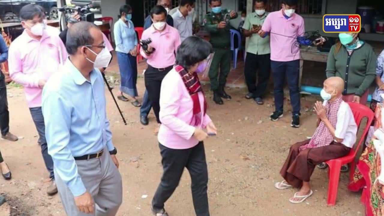 លោកជំទាវ ឱ វណ្ណឌីន នាំយកអំណោយរបស់សម្ដេចតេជោផ្ដល់ជូនលោកយាយ និងលោកតា ២នាក់ ដែលបានស្ម័គ្រចិត្តចាក់វ៉ាក់សាំងកូវី១៩ នៅក្នុងក្រុងកំពង់ឆ្នាំង (Video Inside)