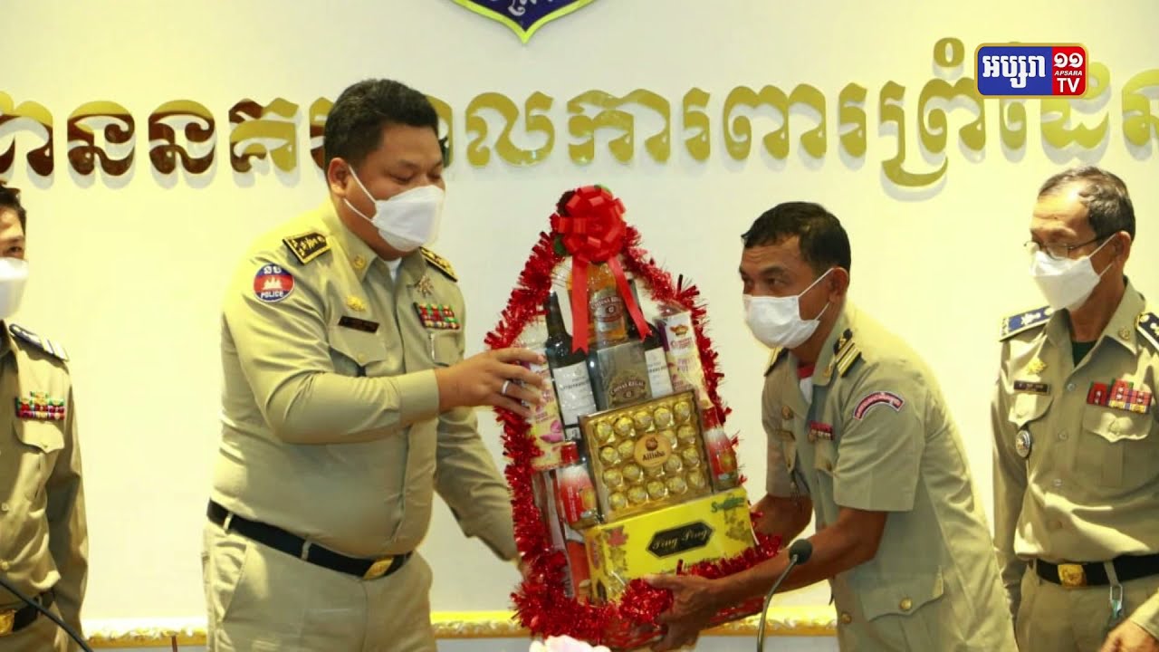 មន្ត្រីចូលនិវត្តន៍ ៣រូប នៃនាយកដ្ឋាននគរបាលការពារព្រំដែនគោក ទទួលបានកាដូរអនុស្សាវរីយ៍ និងថវិកា របស់នាយឧត្តមសេនីយ៍ សន្តិបណ្ឌិត នេត សាវឿន (Video Inside)