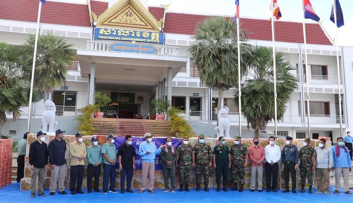 សម្តេចតេជោ និងសម្តេចកិត្តិព្រឹទ្ធបណ្ឌិត ផ្តល់អំណោយ មីជាង ២ម៉ឺនកេស និងថវិកា ១០០លានរៀល ជូនពលរដ្ឋរងគ្រោះទឹកជំនន់ នៅបន្ទាយមានជ័យ