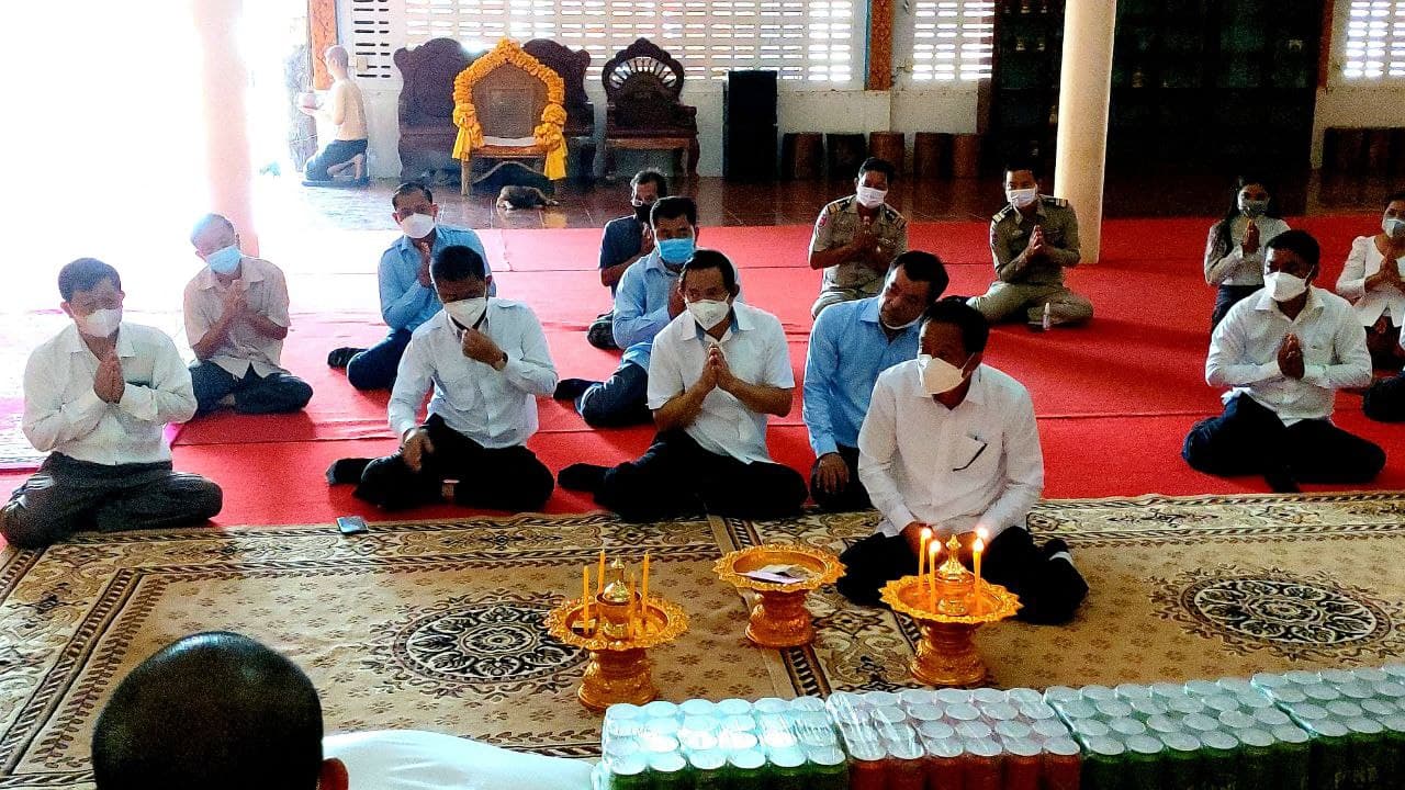 ក្នុងឱកាសពិធីបុណ្យភ្ជុំបិណ្ឌ កាន់តែខិតជិតចូលមកដល់ អាជ្ញាធរនៃរដ្ឋបាលខេត្តបាត់ដំបង បាននាំយកនូវទេយ្យ-ទេយ្យវត្ថុ គ្រឿងឧបភោគនិងបច្ច័យមួយចំនួនប្រគេនដល់វត្តមួយចំនួនក្នុងក្រុង-ស្រុក