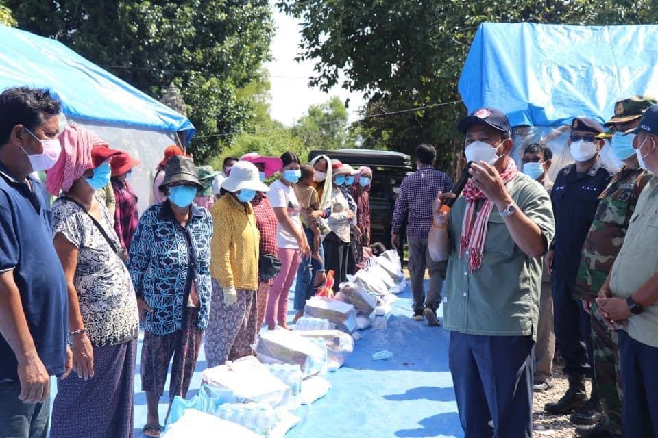 អំណោយសម្ដេចតេជោហ៊ុន សែន នាយករដ្ឋមន្ត្រី និងសម្តេច​កិត្តិ​ព្រឹទ្ធបណ្ឌិត ផ្ដល់ជូនពលរដ្ឋរងគ្រោះដោយទឹកជំនន់​ចំនួន១១៩០​គ្រួសារ នៅ៦ទីតាំង នៅក្រុងសិរីសោភ័ណ និងស្រុកមង្គលបុរី