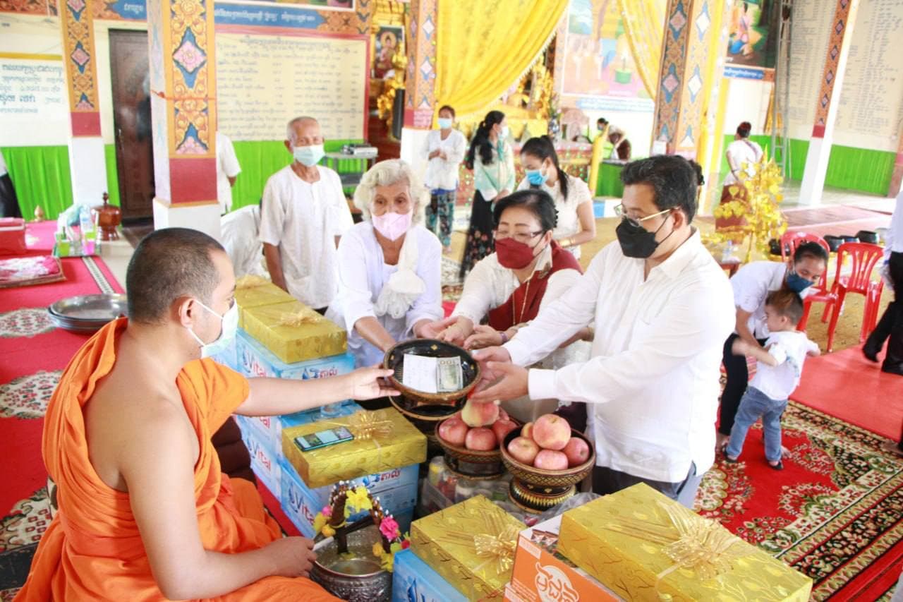 មន្រ្តីជាន់ខ្ពស់ក្រសួងព័ត៌មានអញ្ជើញប្រគេនចង្ហាន់និងទេយ្យវត្ថុ ដល់ព្រះសង្ឃក្នុងវេនកាន់បិណ្ឌទី១០ នៅវត្តអង្គជុំ ភ្នំចចក ស្ថិតក្នុងឃុំទ្រា  ស្រុកកណ្តាលស្ទឹង ខេត្តកណ្តាល