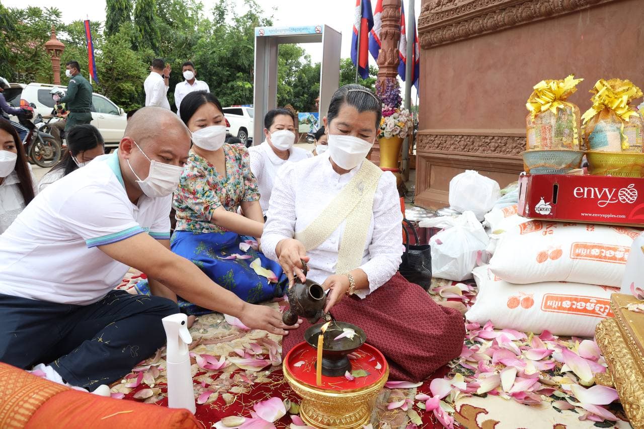 លោកជំទាវកិត្តិសង្គហបណ្ឌិត ម៉ែន សំអន អញ្ជើញប្រគេនចង្ហាន់និងទេយ្យវត្ថុ ដល់ព្រះសង្ឃក្នុងវេនកាន់បិណ្ឌទី១១ នៅវត្តច័ន្ទបុរីវង្ស