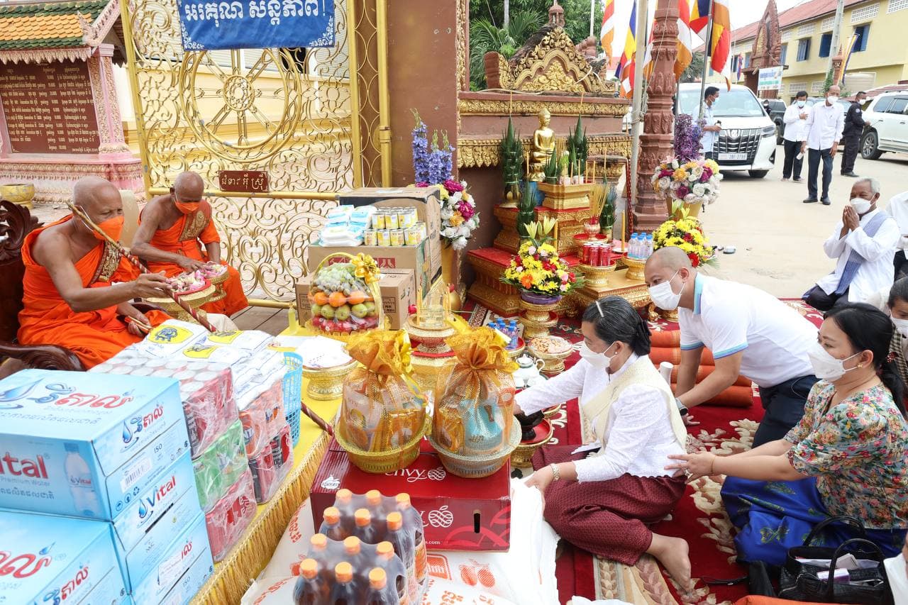 លោកជំទាវកិត្តិសង្គហបណ្ឌិត ម៉ែន សំអន អញ្ជើញប្រគេនចង្ហាន់ និងទេយ្យវត្ថុ ដល់ព្រះសង្ឃក្នុងវេនកាន់បិណ្ឌទី១១