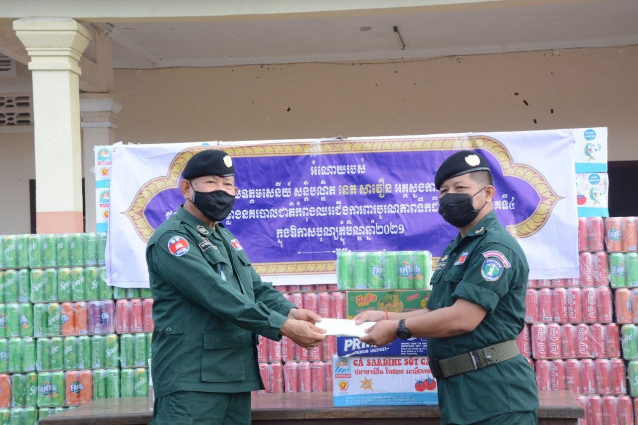 កងកម្លាំងនគរបាលជាតិ ឈរជើងនៅទិសយោធភូមិភាគទី៤ ក្នុងភូមិសាស្ត្រខេត្តព្រះវិហារ ទទួលបានអំណោយដ៏ថ្លៃថ្លា ពីអគ្គស្នងការនគរបាលជាតិ នាឱកាសបុណ្យភ្ជុំបិណ្ឌ