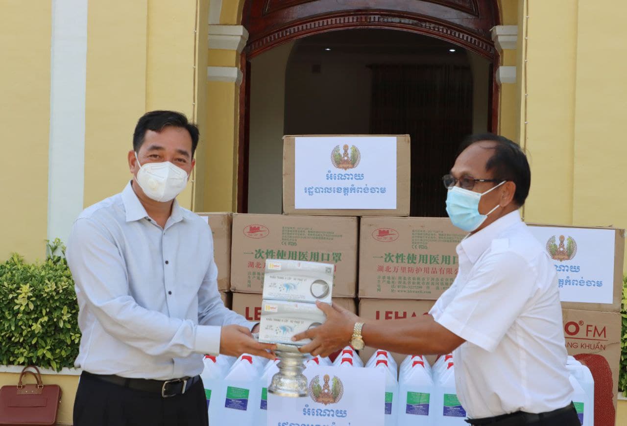 ឯកឧត្តម អ៊ុន ចាន់ដា ប្រគល់អំណោយរបស់រដ្ឋបាលខេត្ត ជូនលេខាធិការដ្ឋានរៀបចំការបោះឆ្នោត ខេត្តកំពង់ចាម