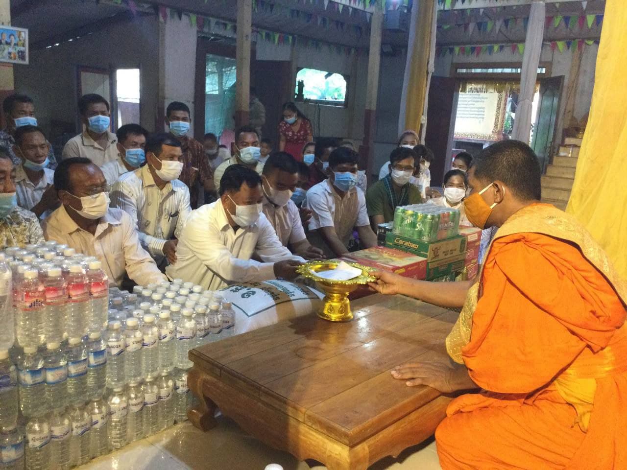 ថ្នាក់ដឹកនាំអង្គភាពកងពលតូចអន្តរាគមន៍លេខ៨ នាំយកទេយ្យវត្ថុ និងបច្ច័យមួយចំនួន ទៅវេរប្រគេនដល់ព្រះសង្ឃចំនួន ៥វត្ត នៅក្នុងភូមិសាស្ត្រ ស្រុកជាំក្សាន្ត ខេត្តព្រះវិហារ