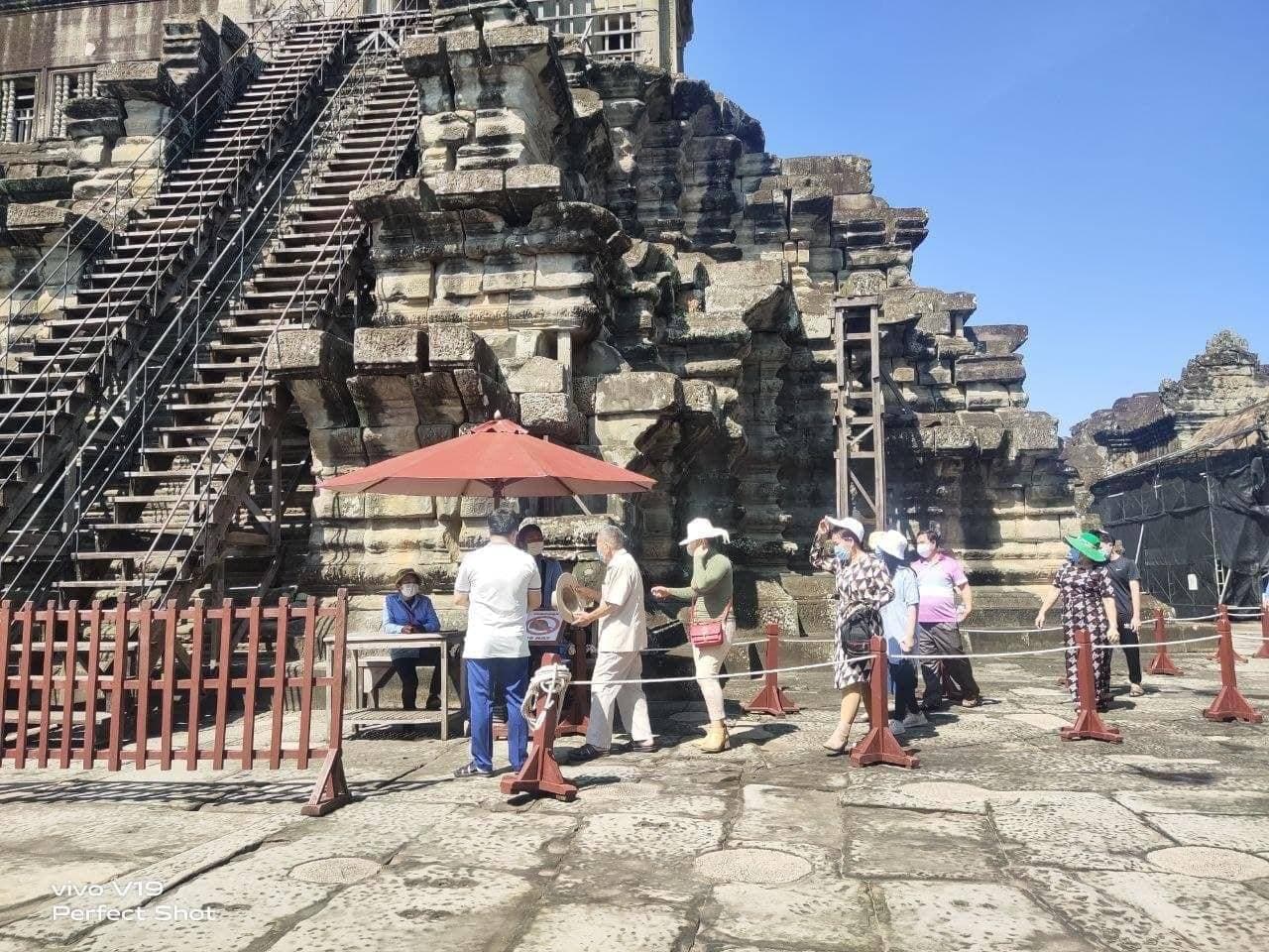 រមណីយដ្ឋានអង្គរវត្ត ខេត្តសៀមរាប ទទួលបានភ្ញៀវទេសចរប្រមាណ២ពាន់នាក់នៅថ្ងៃបិណ្ឌទី១៤