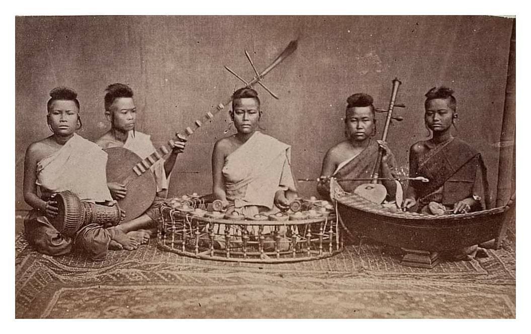 ក្រុមភ្លេងខ្មែរបុរាណដំបូងគេដែលត្រូវបានថតរូប ខ្ទង់ទសវត្សរ៍ឆ្នាំ១៨៧០ (ជាង១៥០ឆ្នាំមុន)