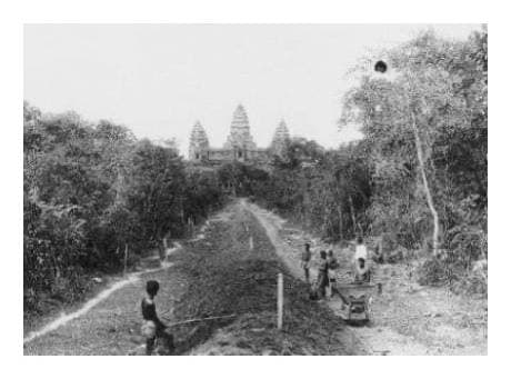នៅសៀមរាបពីដើម រូបខ្លះថតឆ្នាំ១៩០៣, ខ្លះទសវត្សឆ្នាំ១៨៩០ និងខ្លះទៀត ទសវត្សឆ្នាំ១៨៧០