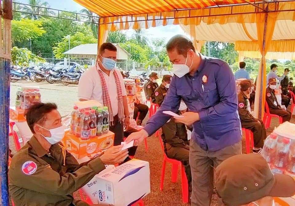 ប្រជាការពារភូមិ ចំនួន ៧ភូមិ ស្មើ ៦៨ នាក់ ដែលជួបការលំបាក ទទួលបានការឧបត្ថម្ភពី ឯកឧត្តម ហ៊ុន ម៉ានិត និងលោកជំទាវ ព្រមទាំងសប្បុរសជន
