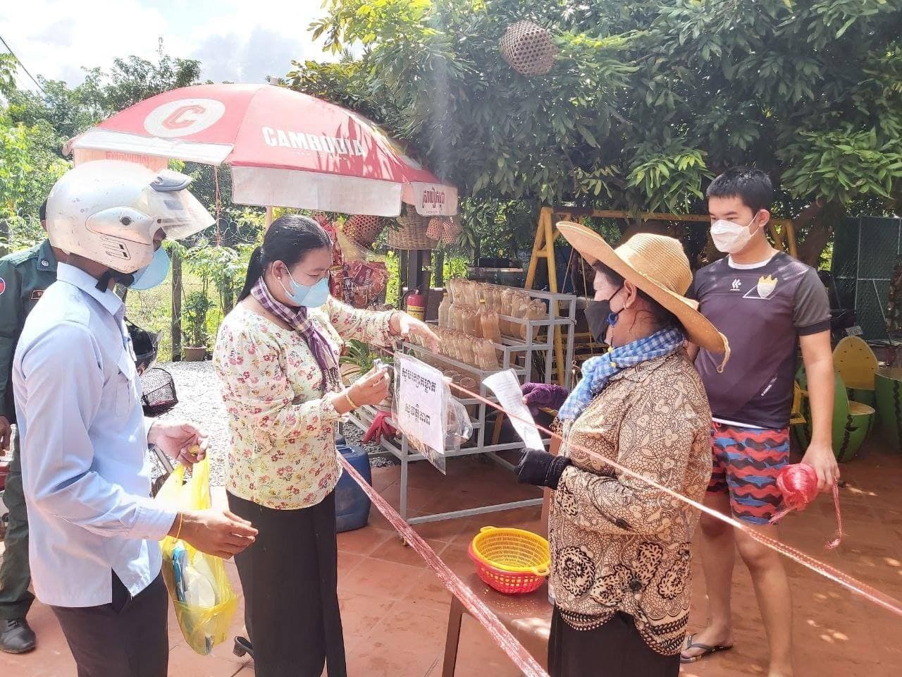 អាជ្ញាធរខេត្តសៀមរាប ចាប់ផ្ដើមធ្វើយុទ្ធនាការណែនាំ និងអប់រំពលរដ្ឋ អំពីការរស់នៅតាមបែបបគន្លងថ្មី ក្នុងបរិបទ នៃជំងឺកូវីដ-១៩ នៅក្នុងសង្កាត់ចំនួន២ នៃក្រុងសៀមរាប