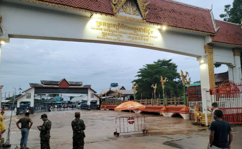 សមត្ថកិច្ចច្រកទ្វារអន្តរជាតិដូង (ស្រុកកំរៀង)-ផ្សារឡែម (ថៃ)បានធ្វើការផ្អាកការចេញចូលឆ្លងកាត់ជាបណ្តោះអាសន្ន តាមច្រកទ្វារព្រំដែន ដោយសារតែជំនន់ទឹកភ្លៀងជន់លិចផ្លូវ