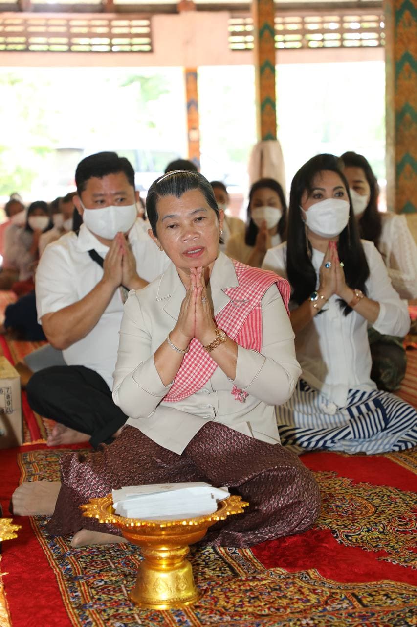 លោកជំទាវកិត្តិសង្គហបណ្ឌិត ម៉ែន សំអន អញ្ជើញនាំយកទេយ្យវត្ថុ វេរ និងប្រគេនព្រះសង្ឃ នៅវត្តភ្នំព្រះ ខេត្តកំពង់ស្ពឺ