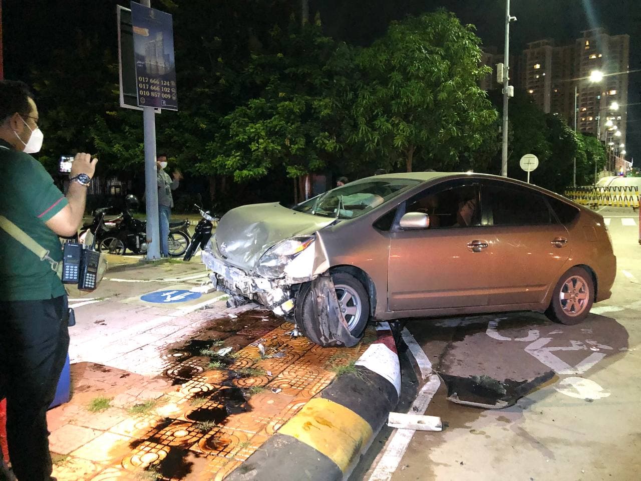 រថយន្តToyota  Prius បុករថយន្ត BMWនៅគល់ស្ពានឥន្ធនូនៃទីក្រុងកោះពេជ្រ  រងការខូចខាតយ៉ាងដំណំទាំងសងខាង