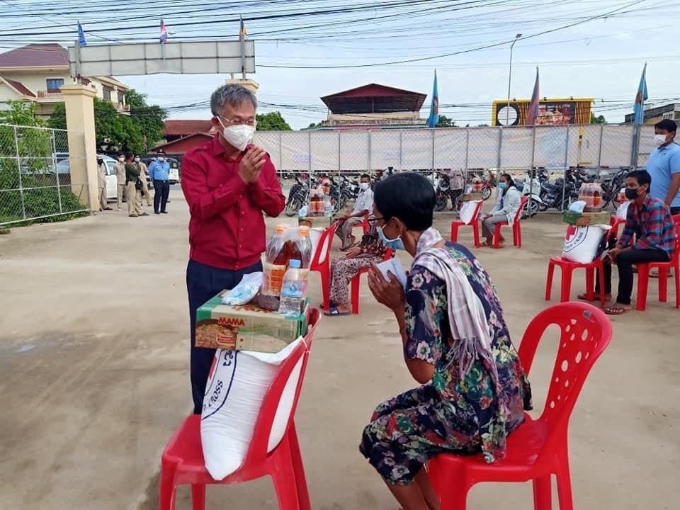 អភិបាលខណ្ឌច្បារអំពៅ នាំយកចែកជូនដល់ប្រជាពលរដ្ឋជួបការលំបាកខ្វះខាត សរុប ៣០គ្រួសារ នៅសង្កាត់ព្រែកឯង