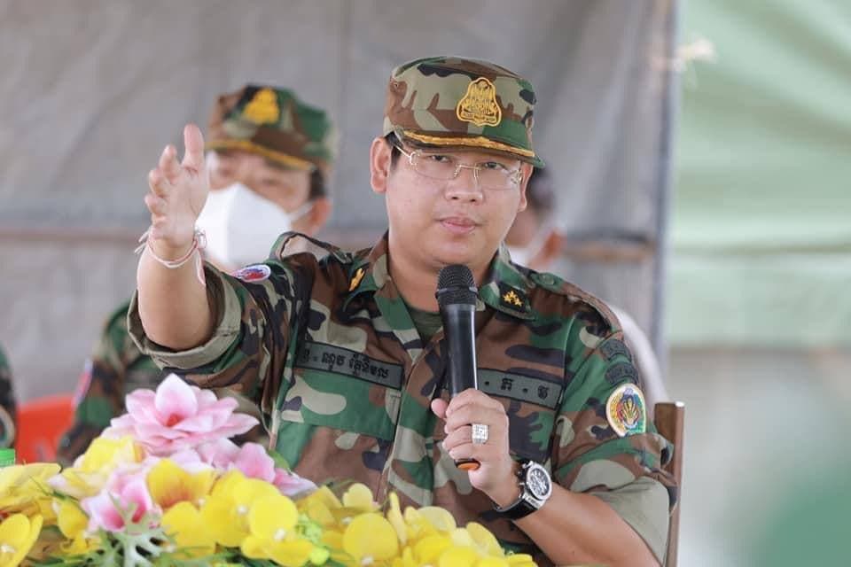 តំណាងឯកឧត្តម នាយឧត្តមសេនីយ៍កិត្តិបណ្ឌិត ហ៊ីងប៊ុនហៀងចុះសួរទុក្ខនាយ ពលទាហាន កំពុងហ្វឹកហ្វឺនជំនាញបើកបររថយន្តធនធ្ងន់
