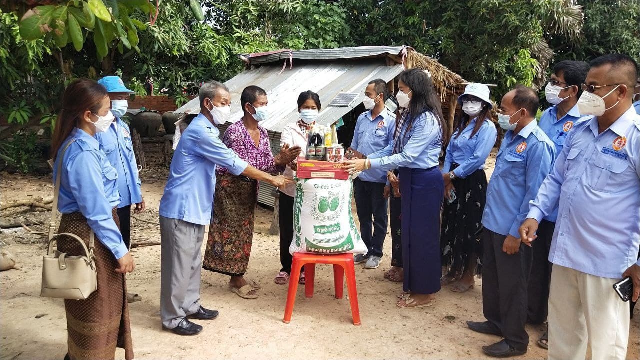 អនុប្រធានយុវជនគណបក្សប្រជាជនកម្ពុជាថ្នាក់កណ្ដាល និងព្រះគ្រូចៅអធិការវត្តប្រាំពីរល្វែង នាំយកអំណោយជូនដល់គ្រួសារខ្វះខាតចំនួន ១៥គ្រួសារ និងវត្តចំនួន១