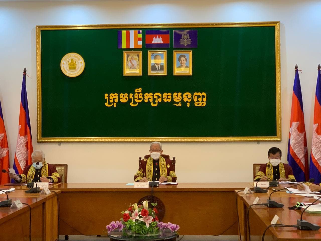 ក្រុមប្រឹក្សាធម្មនុញ្ញ៖ការស្នើសុំធ្វើវិសោធនកម្មនៃរដ្ឋធម្មនុញ្ញកំណត់ឱ្យប្រធានរដ្ឋសភា, ព្រឹទ្ធសភា, នាយករដ្ឋមន្ត្រី និងប្រធានក្រុមប្រឹក្សាធម្មនុញ្ញមានសញ្ជាតិខ្មែរតែមួយ ពុំមានអ្វីប៉ះពាល់ដល់ប្រព័ន្ធប្រជាធិបតេយ្យ សេរីពហុបក្ស និងរបបរាជានិយមអាស្រ័យដោយរដ្ឋធម្មនុញ្ញ