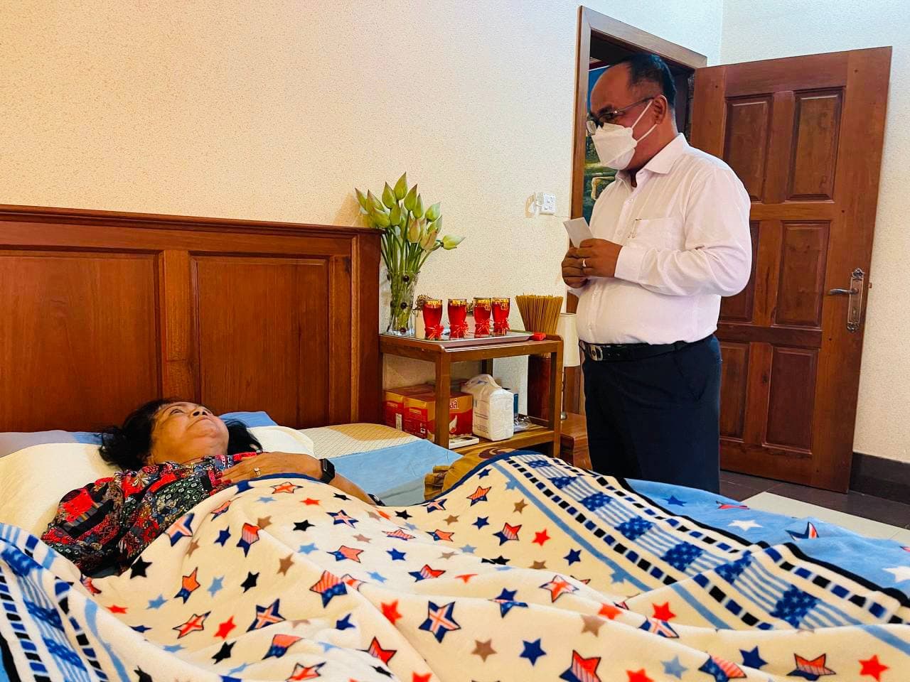 លោកជំទាវ ម៉ែន សំអន សោកស្តាយលោកស្រី ស៊ី តូន ដែលមានជម្ងឺមិនគួរឲ្យជឿ និងបានចាត់តំណាង យកថវិកាចូលរួមជួយថែទាំ និងព្យាបាលសុខភាព