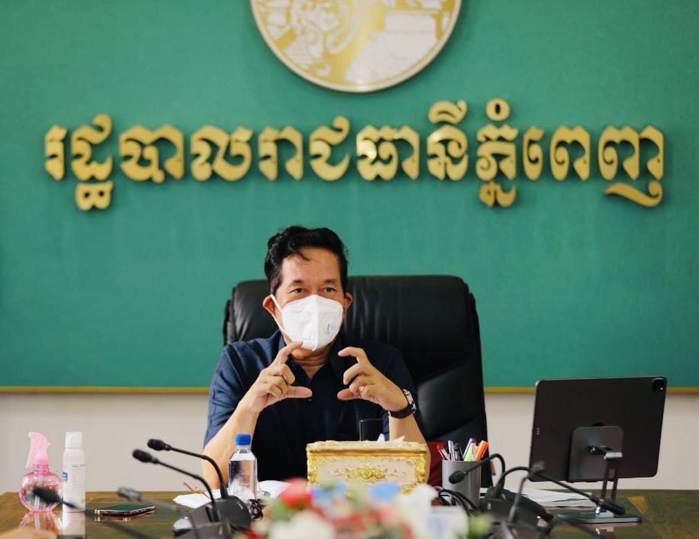 អភិបាលរាជធានីជំរុញឲ្យអាជ្ញាធរខណ្ឌទាំង១៤ អនុវត្តឲ្យបានម៉ឺងម៉ាត់ ក្នុងការទប់ស្កាត់ជំងឺកូវី-១៩ និងរាល់ការចេញ-ចូលគ្រឹះស្ថានសិក្សា ផ្សារ និងទីតាំងអាជីវកម្មដ្ឋាននានា ត្រូវ បង្ហាញបណ្ណចាក់វាក់សាំង