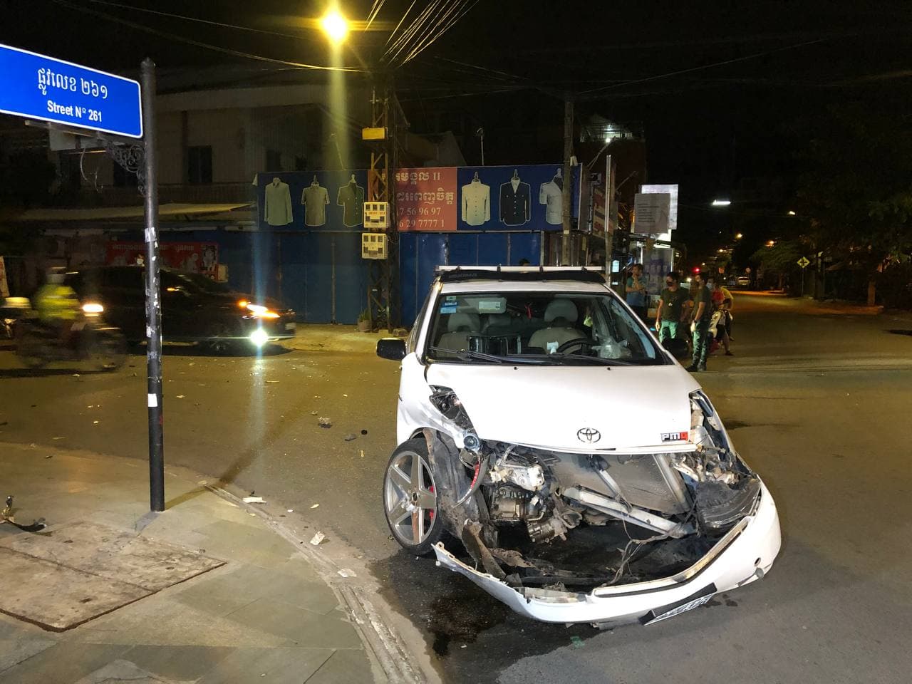 រថយន្ត Prius ២គ្រឿងពន្លះគ្នាពេញទំហឹងបណ្ដាលឲ្យខូចខាតទាំងសងខាងយ៉ាងដំណំ