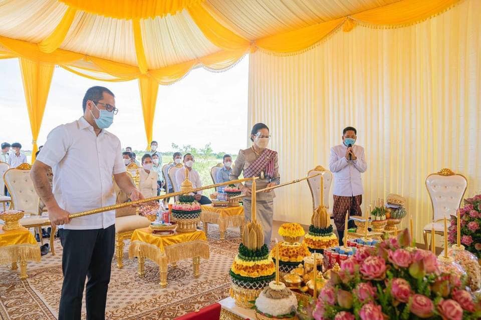 រដ្ឋបាលខេត្តព្រៃវែង រៀបចំពិធីរំកិលទូក “ង” កម្ពោជិកបុត្តាខេមរាតរី វែងជាងគេលើពិភពលោក ចេញពីទួលបារាយណ៍អណ្តែតមកចុងប៉ម មុខសាលាខេត្តព្រៃវែង