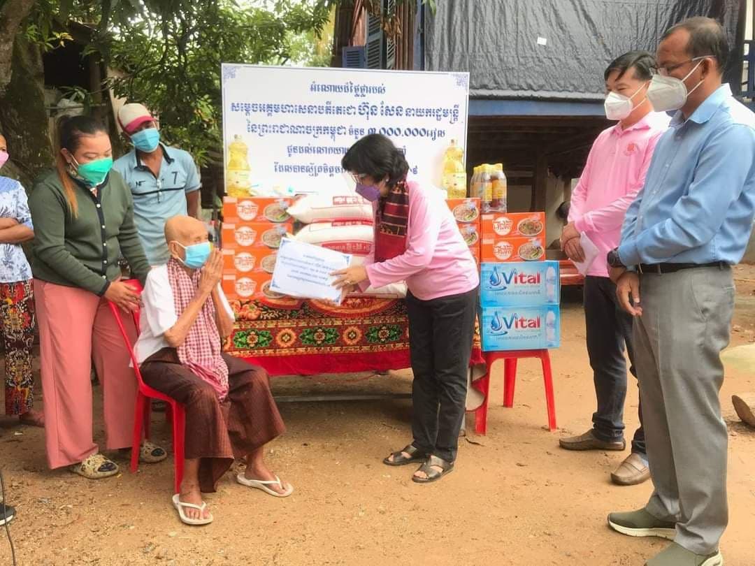 លោកជំទាវ ឱ វណ្ណឌីន នាំយកអំ ណោយរបស់សម្ដេចតេជោផ្ដល់ជូនលោកយាយ និងលោកតា ២នាក់ដែលបានស្ម័គ្រចិត្តចាក់វ៉ាក់សាំងកូវី១៩នៅក្នុងក្រុងកំពង់ឆ្នាំង