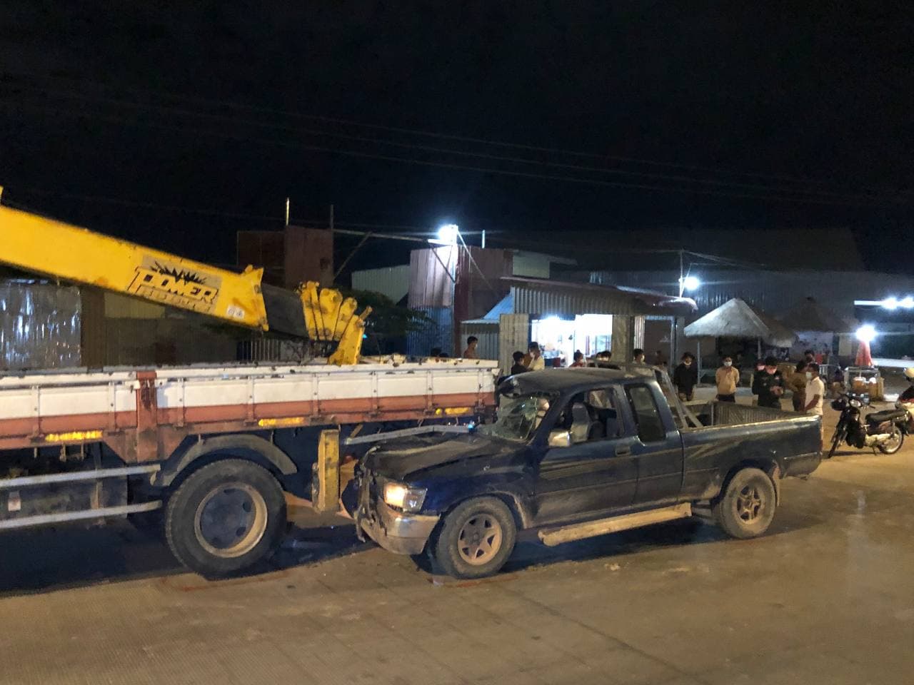 រថយន្ត Toyota ស៊េរីចាស់ទៅបុករថយន្តស្ទួចពីក្រោយពេញទំហឹងបណ្ដាលឲ្យរងរបួស យ៉ាងដំណំ