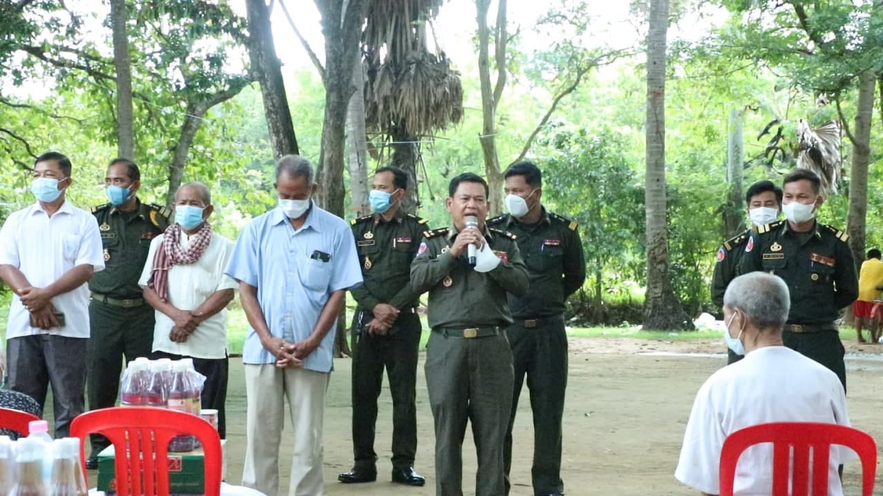 មេបញ្ជាការតំបន់ប្រតិបត្តិការសឹករងកំពង់ធំ នាំយកអំណោយឯកឧត្តមបណ្ឌិត ហ៊ុន ម៉ាណែត ឧបត្ថម្ភជូនប្រជាពលរដ្ឋទីទ័លក្រ ១២គ្រួសារ នៅឃុំបន្ទាយស្ទោង