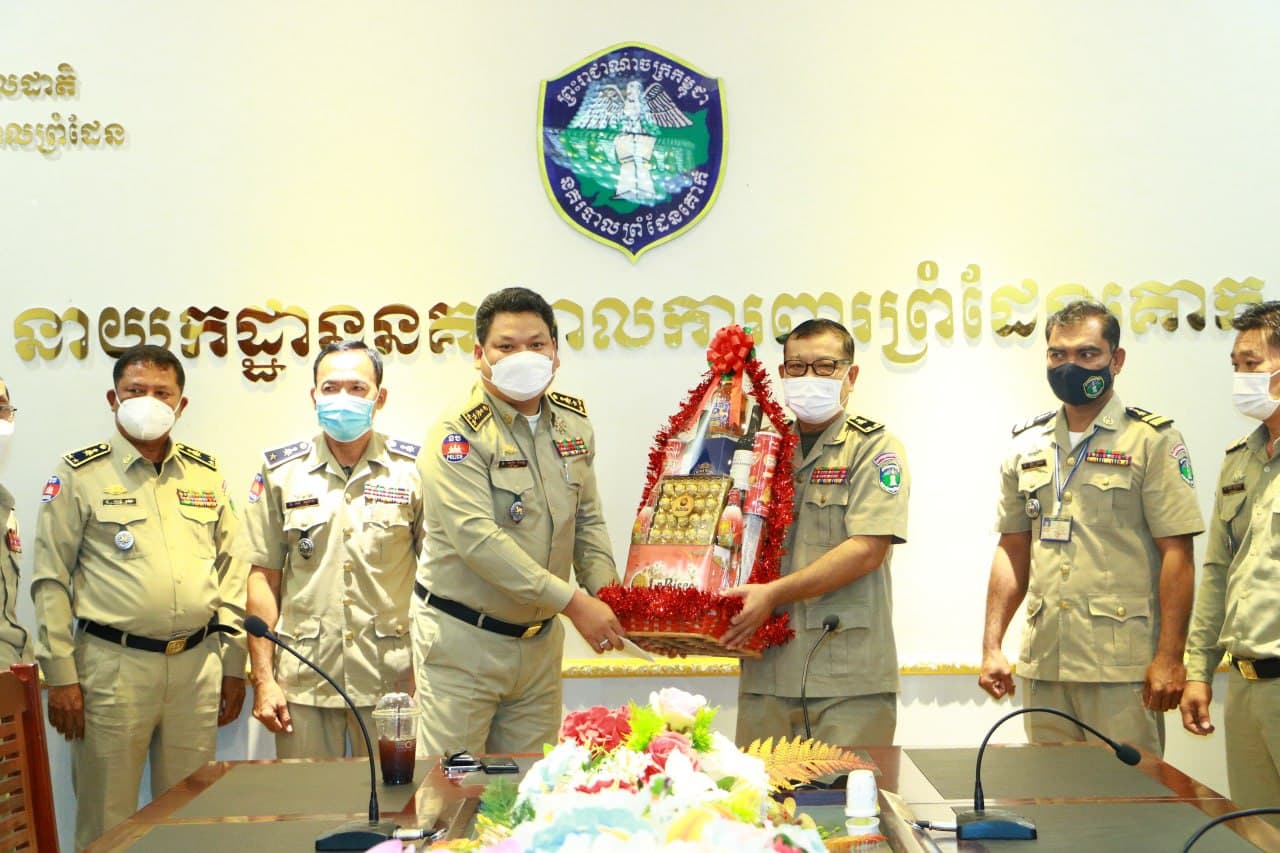 មន្ត្រីចូលនិវត្តន៍ចំនួន ៣រូប នៃនាយកដ្ឋាននគរបាលការពារព្រំដែនគោក ទទួលបានកាដូរអនុស្សាវរីយ៍ និងថវិកា របស់នាយឧត្តមសេនីយ៍ សន្តិបណ្ឌិត នេត សាវឿន អគ្គស្នងការនគរបាលជាតិ