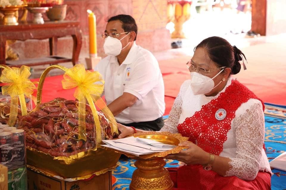 សម្តេចកិត្តិព្រឹទ្ធបណ្ឌិត ប៊ុន រ៉ានី ហ៊ុនសែន ចាត់តំណាងនាំយកទេយ្យវត្ថុប្រគេនព្រះសង្ ឃគង់ចាំព្រះវស្សាអស់កាលត្រីមាស នៅវត្តភ្នំខ្លែង
