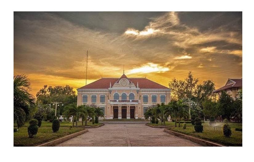 អតីតអាគារសាលាខេត្តបាត់ដំបងដែលបានសាងសង់ឡើងក្នុងសម័យលោកម្ចាស់ កថាថន ឈុំ ក្នុងកំឡុងឆ្នាំ១៩០៥