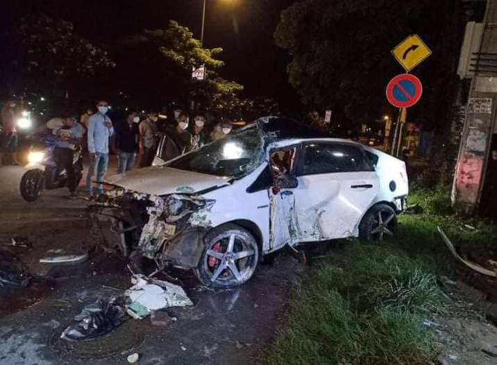 រថយន្ត Toyota Prius ពន្លះរបងផ្ទះប្រជាពលរដ្ឋហេីយបោកផ្ទប់បង្គោលភ្លើងស្លាប់ម្នាក់ របួសធ្ងន់ម្នាក់នៅខណ្ឌជ្រោយចង្វារ