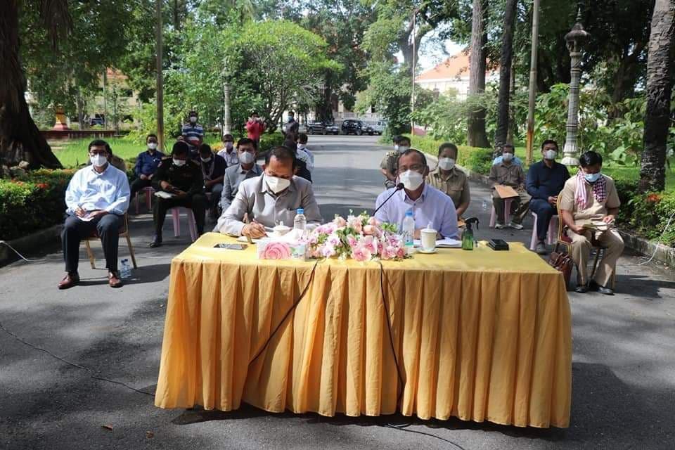 ប្រធានក្រុមប្រឹក្សាខេត្តកំពង់ឆ្នាំង ស្នើដល់អាជ្ញាធរ ឃុំ សង្កាត់ និងស្រុក ក្រុងទាំងអស់ ត្រូវពិនិត្យលើស្មៀនរបស់ខ្លួនដែលអនុវត្តន៍មិនបានត្រឹមត្រូវ ពេលប្រជាពលរដ្ឋ ទៅសុំសេវាសាធារណៈ
