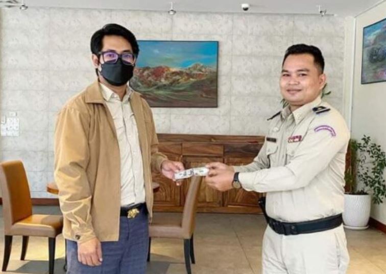 ថវិកានាយឧត្តមសេនីយ៍ មៀច សុផាន់ណា ចំនួន ៨០មុឺនរៀល ត្រូ​វបានផ្តល់ជូនមន្ត្រីក្រុមប្រតិបត្តិការទី១៤ នៃគណៈកម្មាធិការ (គបផក) ២រូប ដែលជួបបញ្ហា និងគ្រោះថ្នាក់ចរាចរណ៍